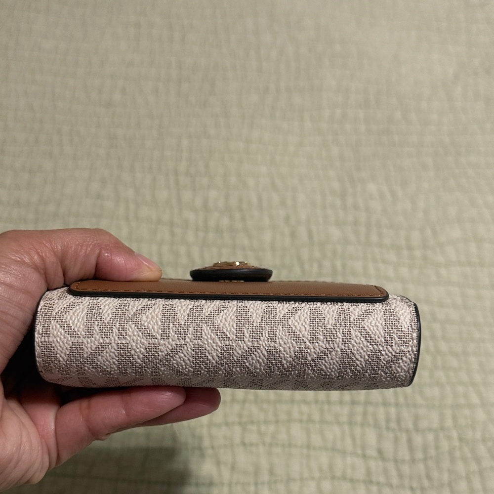 NWT Michael Kors Tan and Cream Logo Snap Card Case - Picture 9 of 10